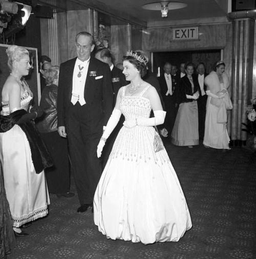 Необычный свадебный наряд принцессы Беатрис: бабушкино платье вместо свадебного